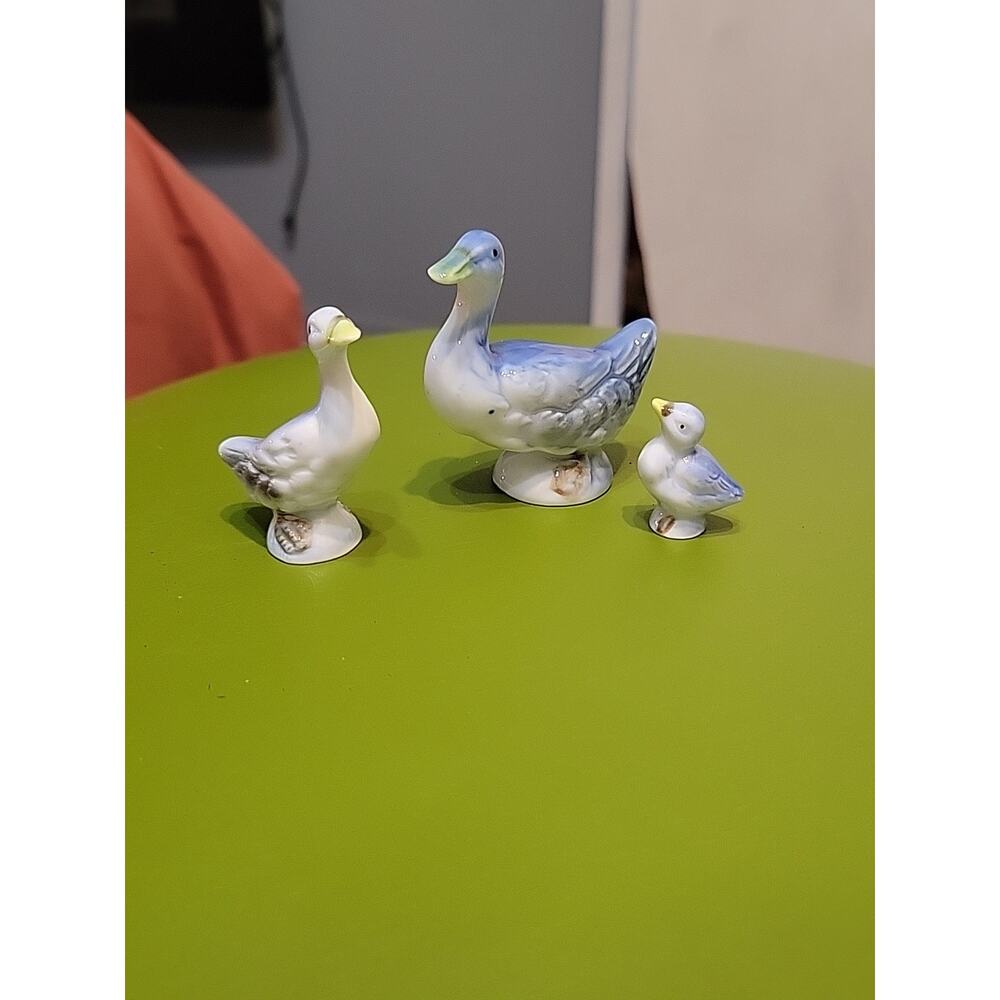 Cute Vintage Miniature DUCK FAMILY Figurines Blue & White Porcelain 3 Pieces